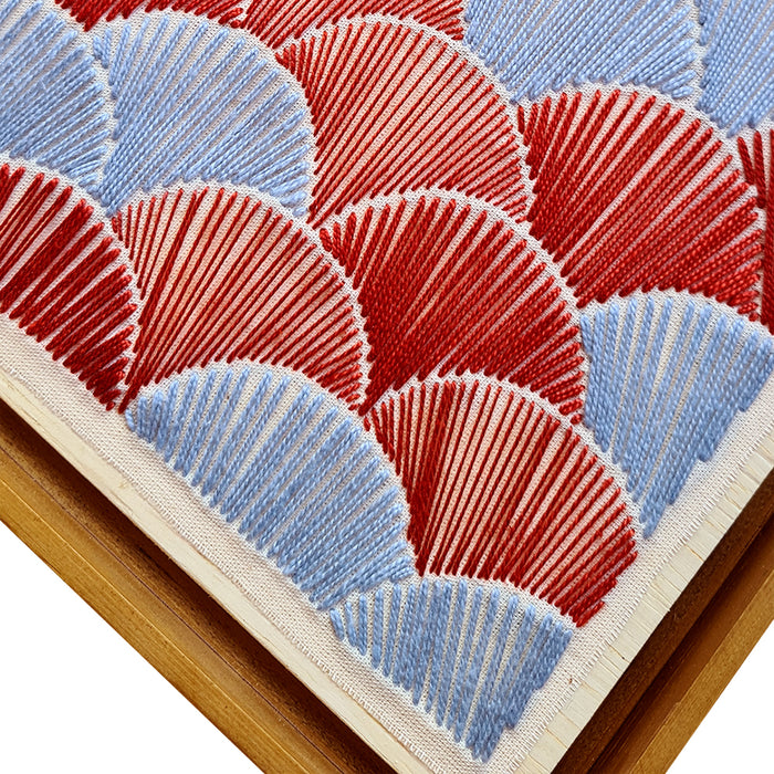 Quadro | "Plum" | Tamanho Pequeno (22x22cm) | Moldura de Madeira Modelo Canaleta