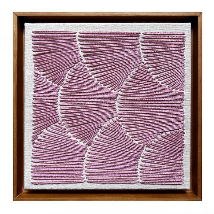 Lavanda — Quadro Bordado Artesanal 22x22cm | Moldura de Madeira | Casa Amarilo