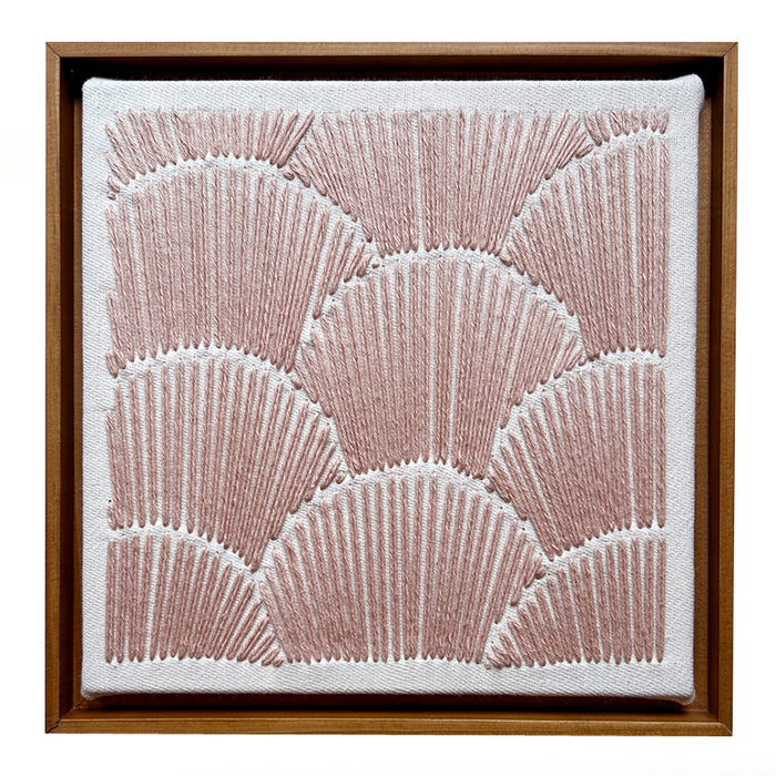 Algodão — Quadro Bordado Artesanal 22x22cm | Moldura de Madeira | Casa Amarilo