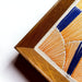 Quadro bordado amarelo e azul – Arte manual em tecido, ideal para decoração de interiores
