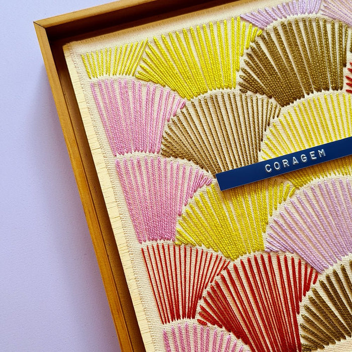 Quadro Coragem – Arte manual bordada, ideal para presentes criativos de aniversário e natal