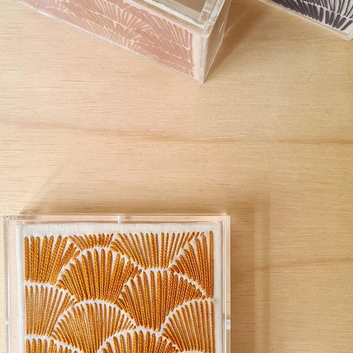 Quadro bordado com moldura em acrílico – Arte manual em tecido, ideal para decoração de interiores