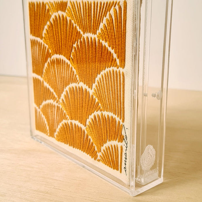 Quadro bordado mostarda em acrílico – Arte manual em tecido, ideal para decoração de interiores