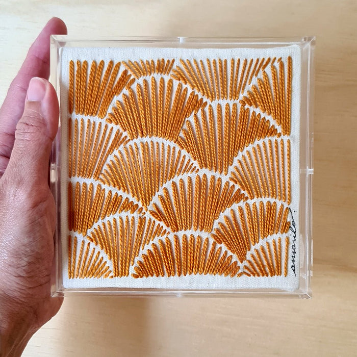 Quadro bordado mostarda em acrílico – Arte manual em tecido, ideal para decoração de interiores