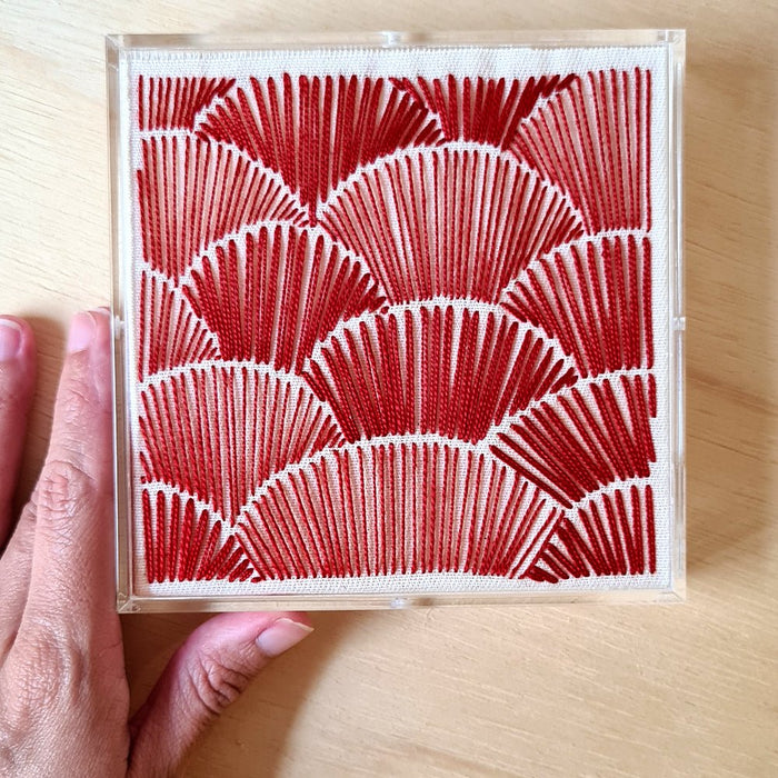 Quadro bordado vinho com moldura em acrílico – Arte manual em tecido, ideal para decoração de interiores