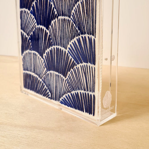 Quadro bordado azul – Arte manual em tecido, ideal para decoração de interiores