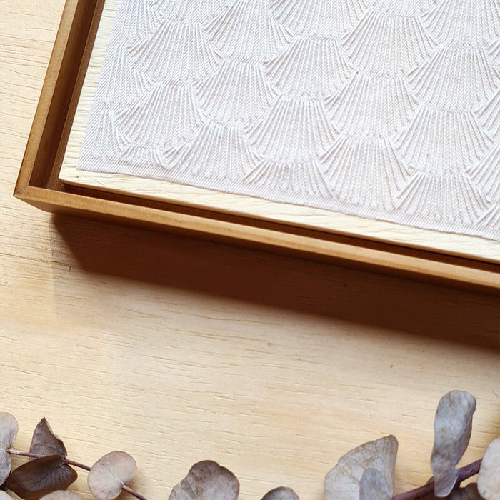 Quadro bordado Off White – Arte manual em tecido, ideal para decoração de interiores e presentes