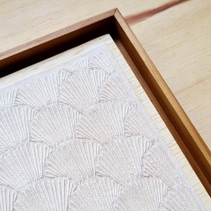 Quadro bordado Off White – Arte manual em tecido, ideal para decoração de interiores e presentes